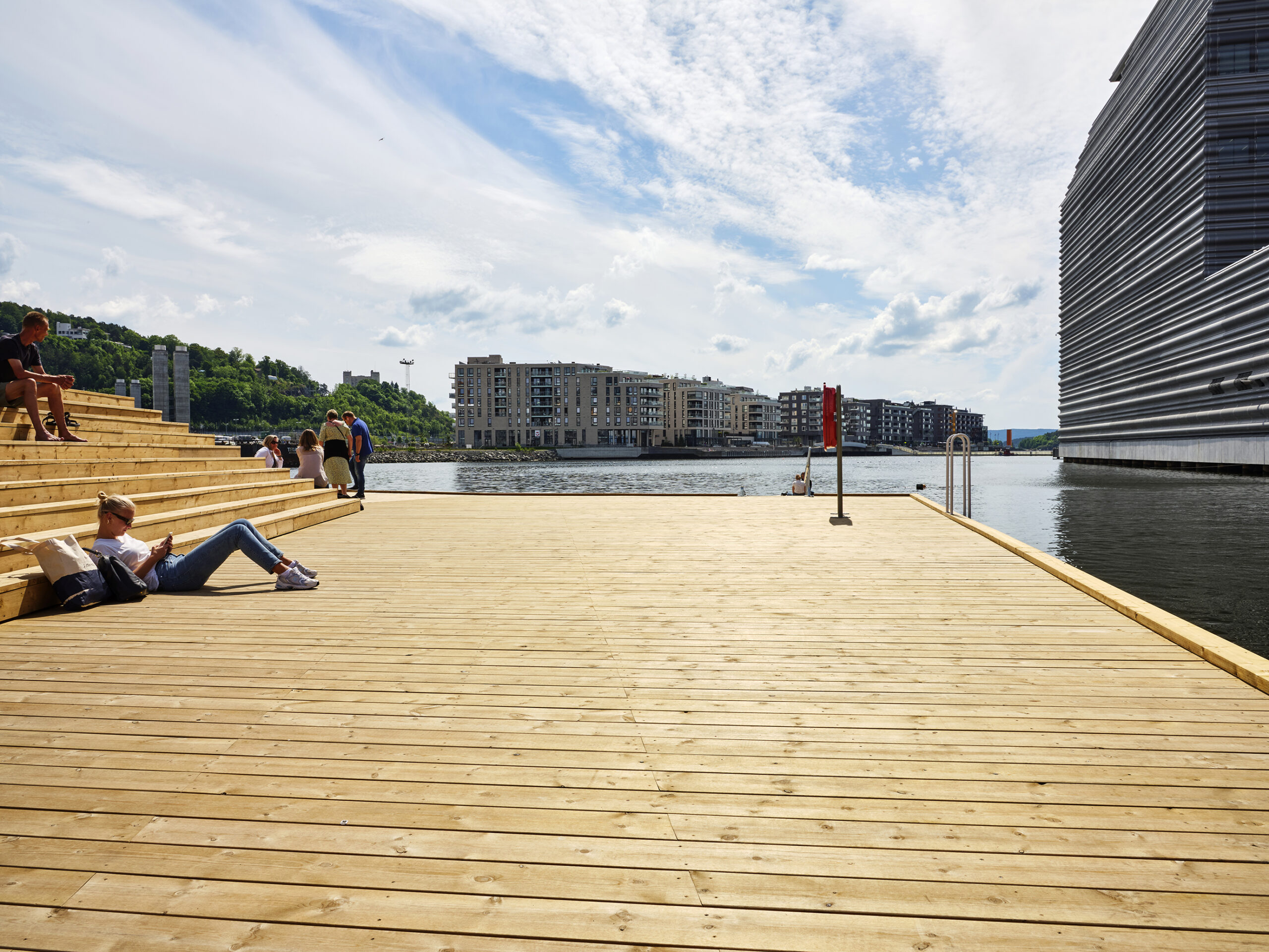 Bispevika brygge laget med natur bryggedekke