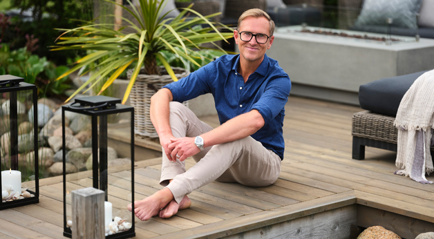 Halvor Bakke på brygga på Trae. Terrasse i MøreRoyal grå.