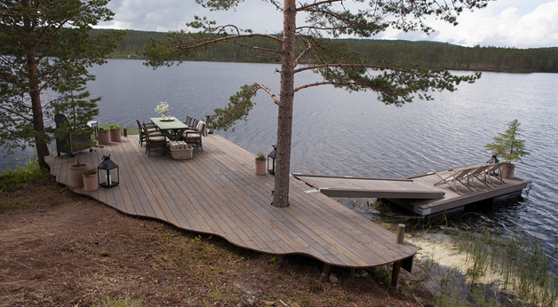 Eventyrlig oppussing. Terrasse i MøreRoyal UNO grå, med organiske former.