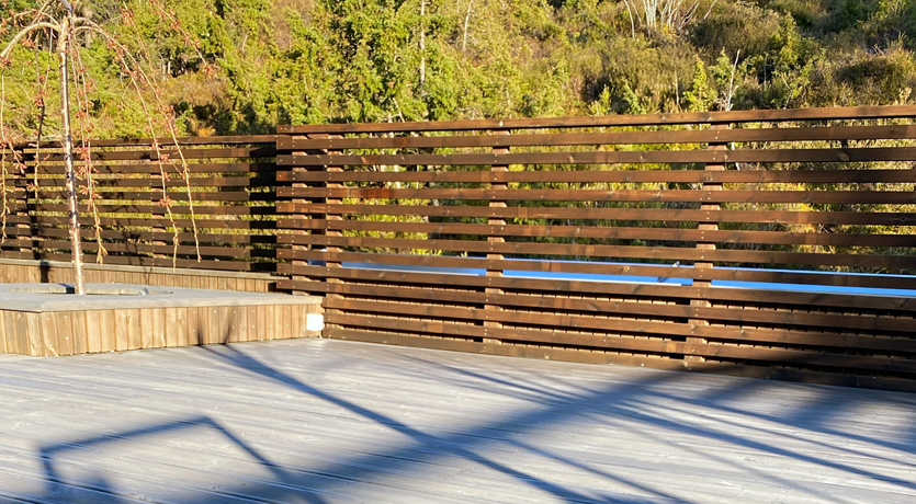 Rekkverk av lekter i MøreRoyal brun, kombinert med terrasse MøreRoyal UNO i grå