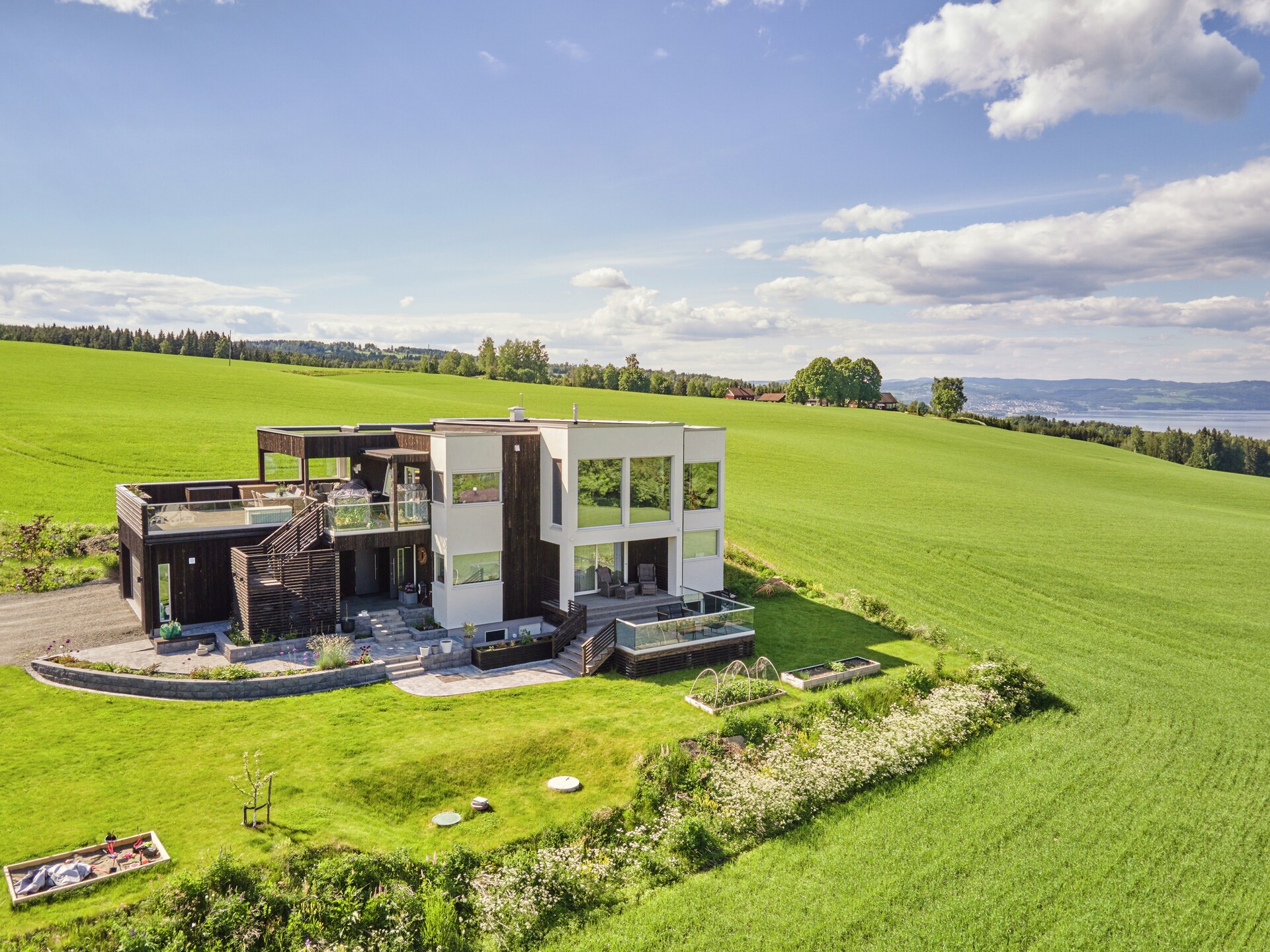 Moderne enebolig på Toten i MøreRoyal setersvart - oversiktsfoto