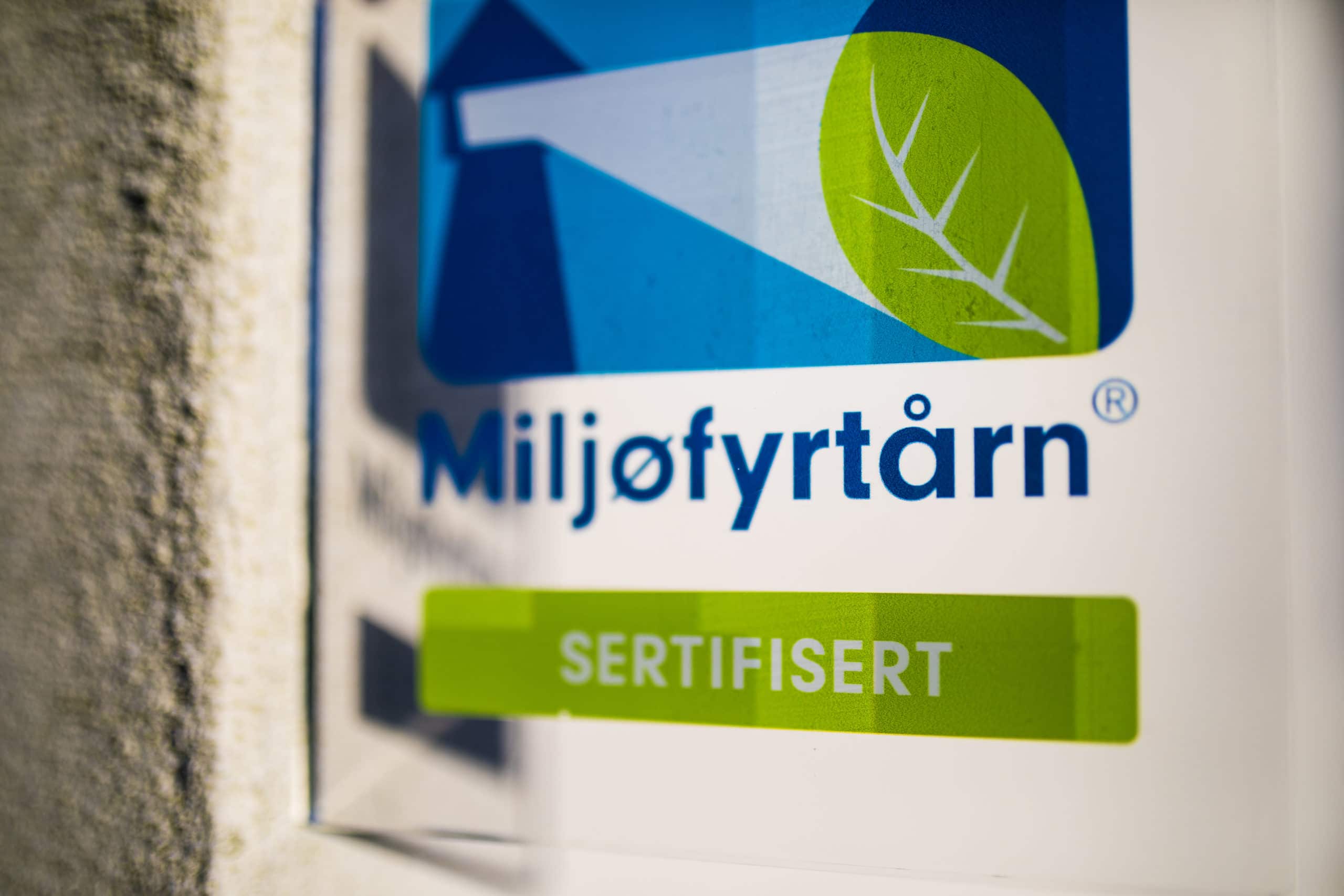 Foto av Miljøfyrtårn-skilt (close-up)