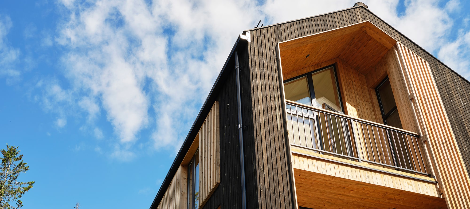 Moderne hus med MøreRoyal-kledning i tre, store vinduer og stilrent design.