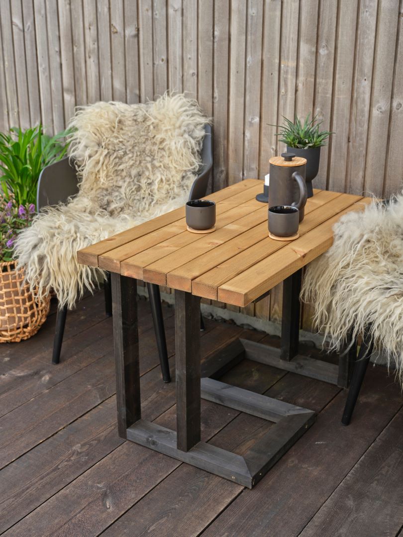 DIY: Bord med spiler i MøreRoyal - natur / nature og svart / black