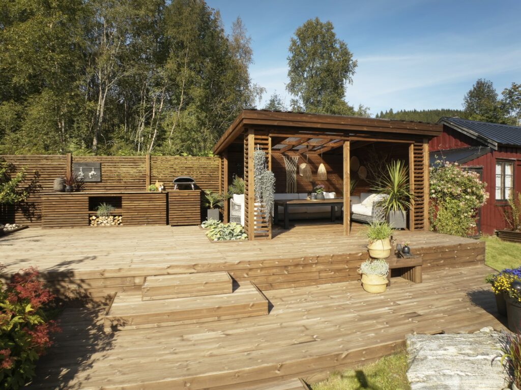 Miljøfoto: MøreRoyal hagestue i fargen brun - variert bruk av MøreRoyal, med levegger, utekjøkken, trapper og terrasser