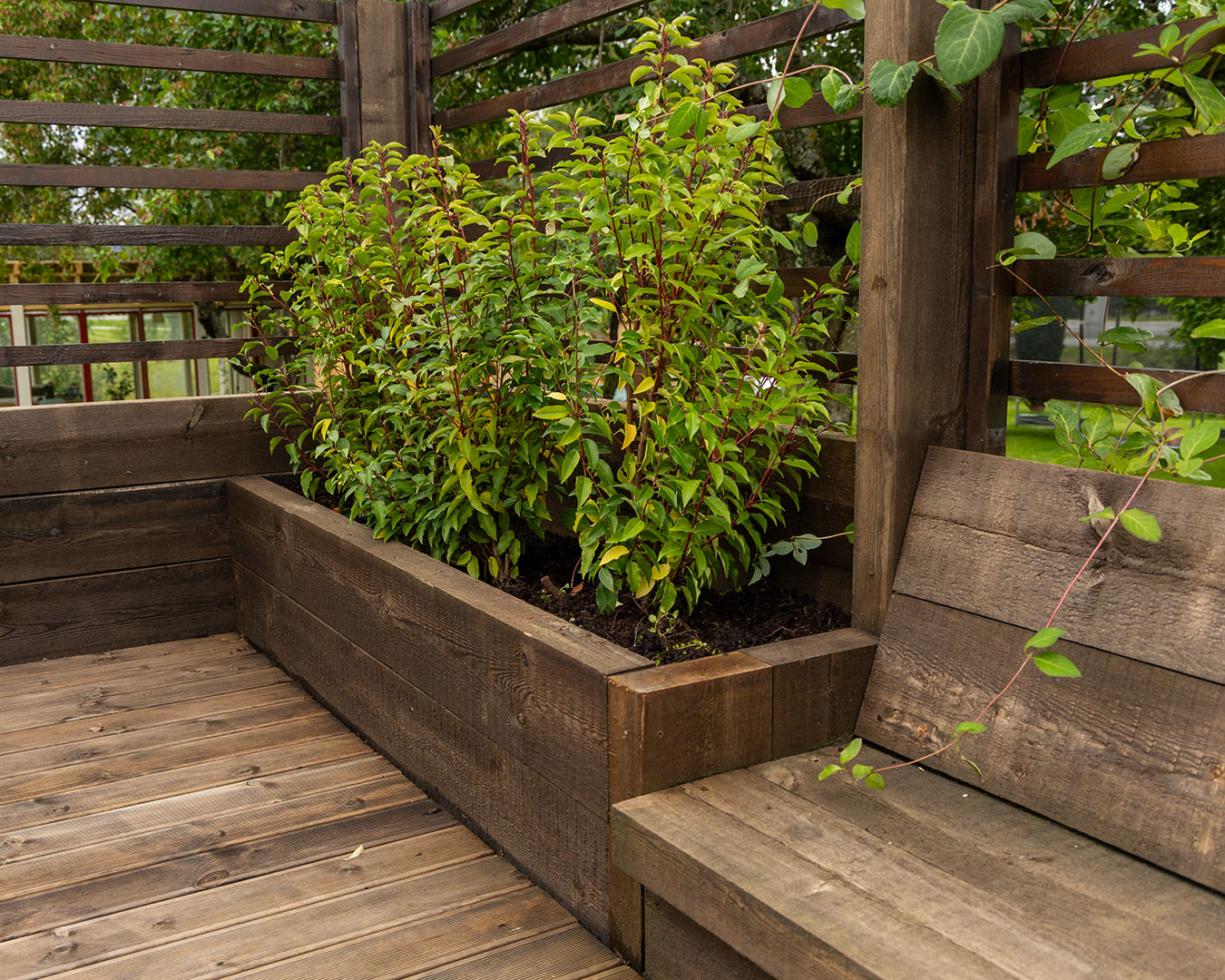 Photo of our guest designer Lasse Thomasgård's garden with MøreRoyal railway sleepers, decking and battens (Talgø MøreRoyal®/Jonas Kjøl)