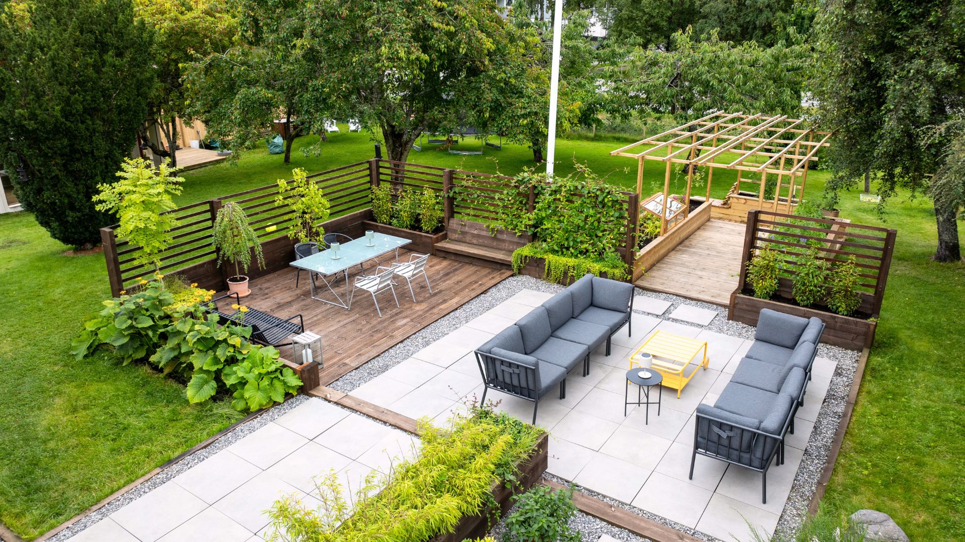 Photo of our guest designer Lasse Thomasgård's garden with MøreRoyal railway sleepers, decking and battens (Talgø MøreRoyal®/Jonas Kjøl)