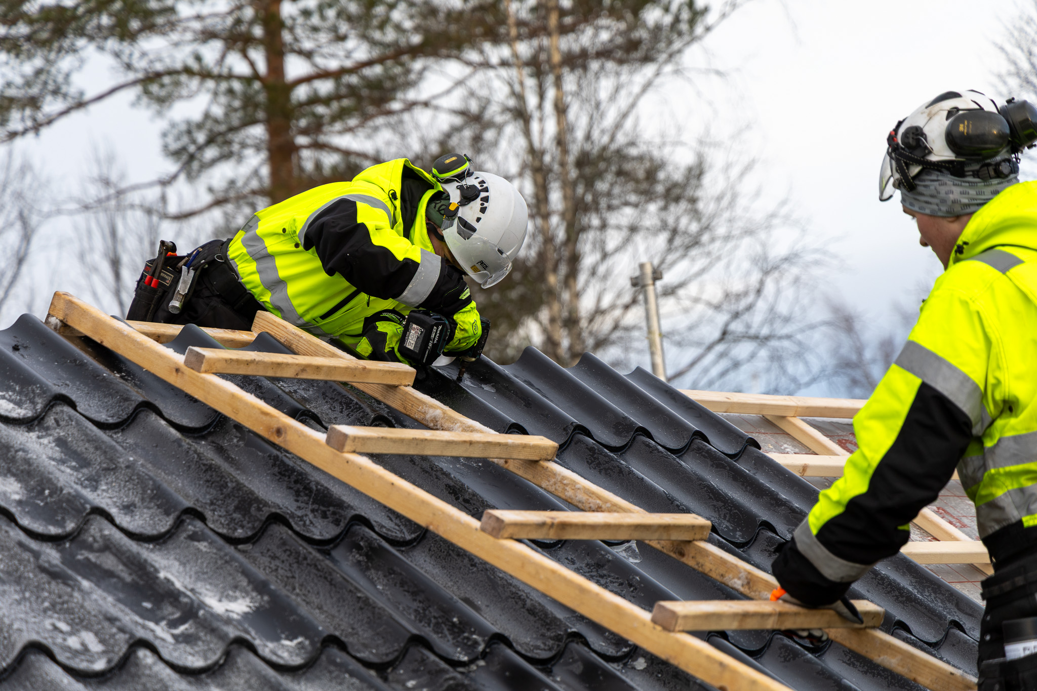 Talgø snekker arbeider på tak.