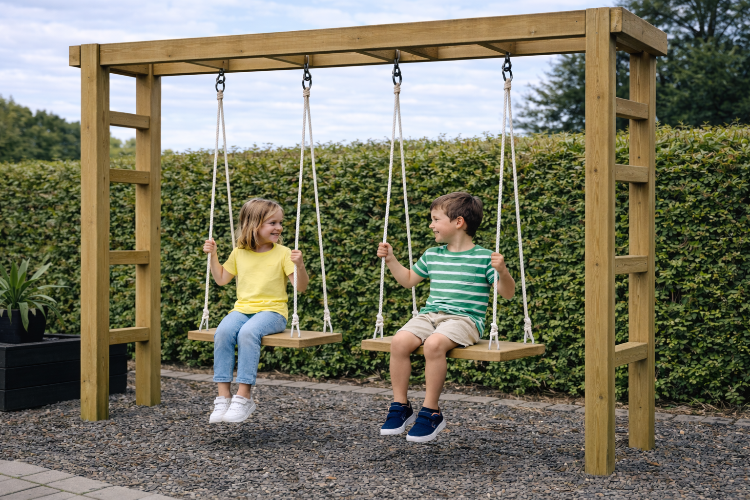 Utekino i hage med trekonstruksjon brukt til husker for barn