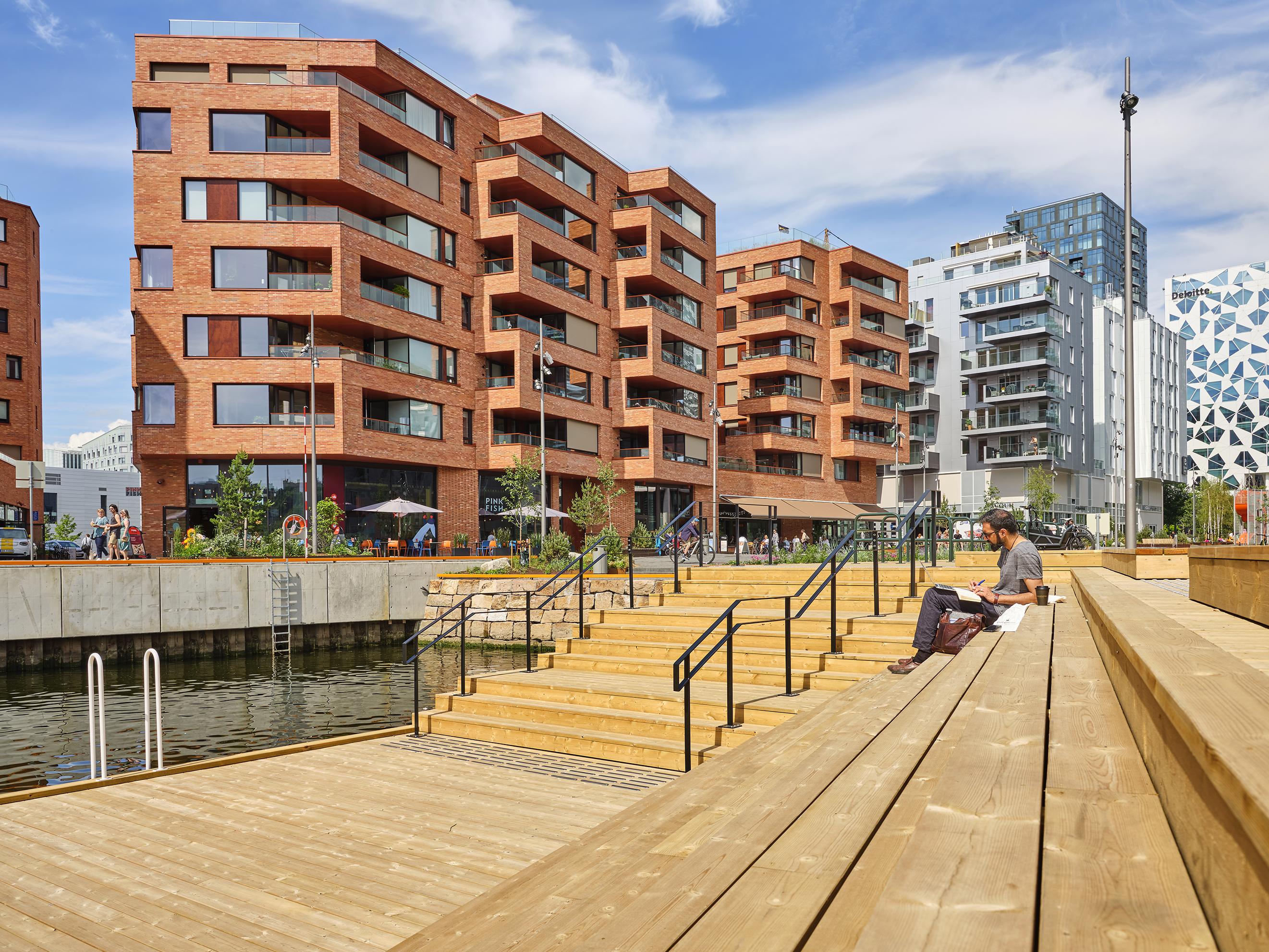 Bispevika brygge laget med natur bryggedekke