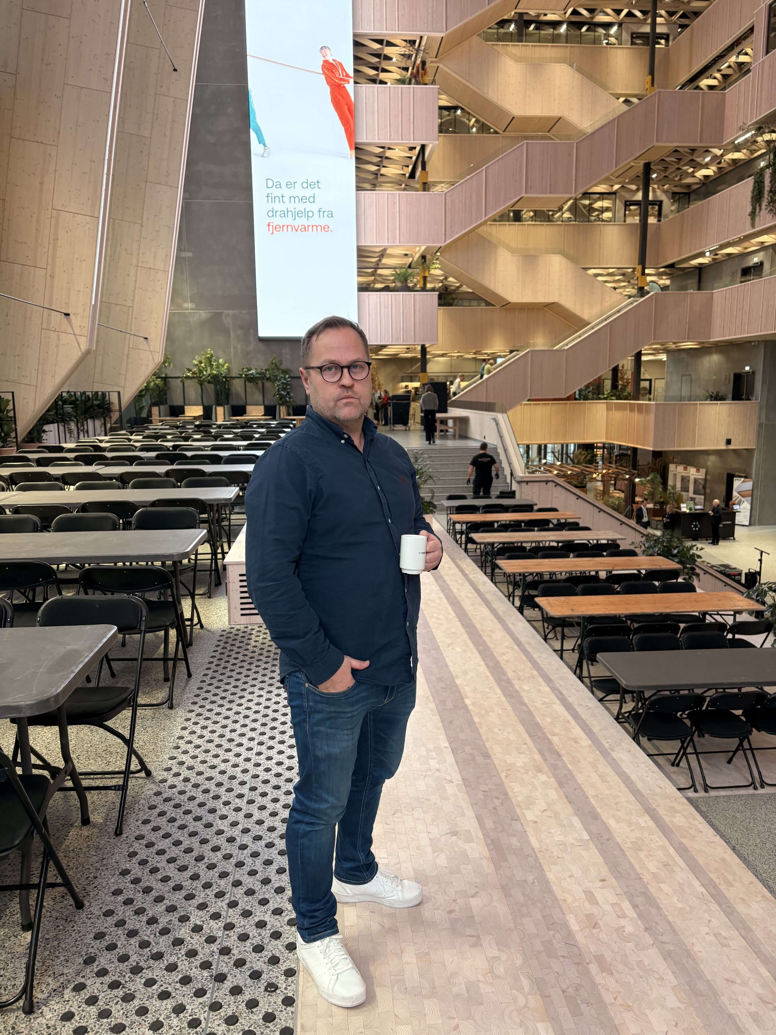 Talgø har flyttet inn i nye lokaler i Construction City i Oslo. Foto av salgssjef Brynjar Ansnes Moe i foajeen.