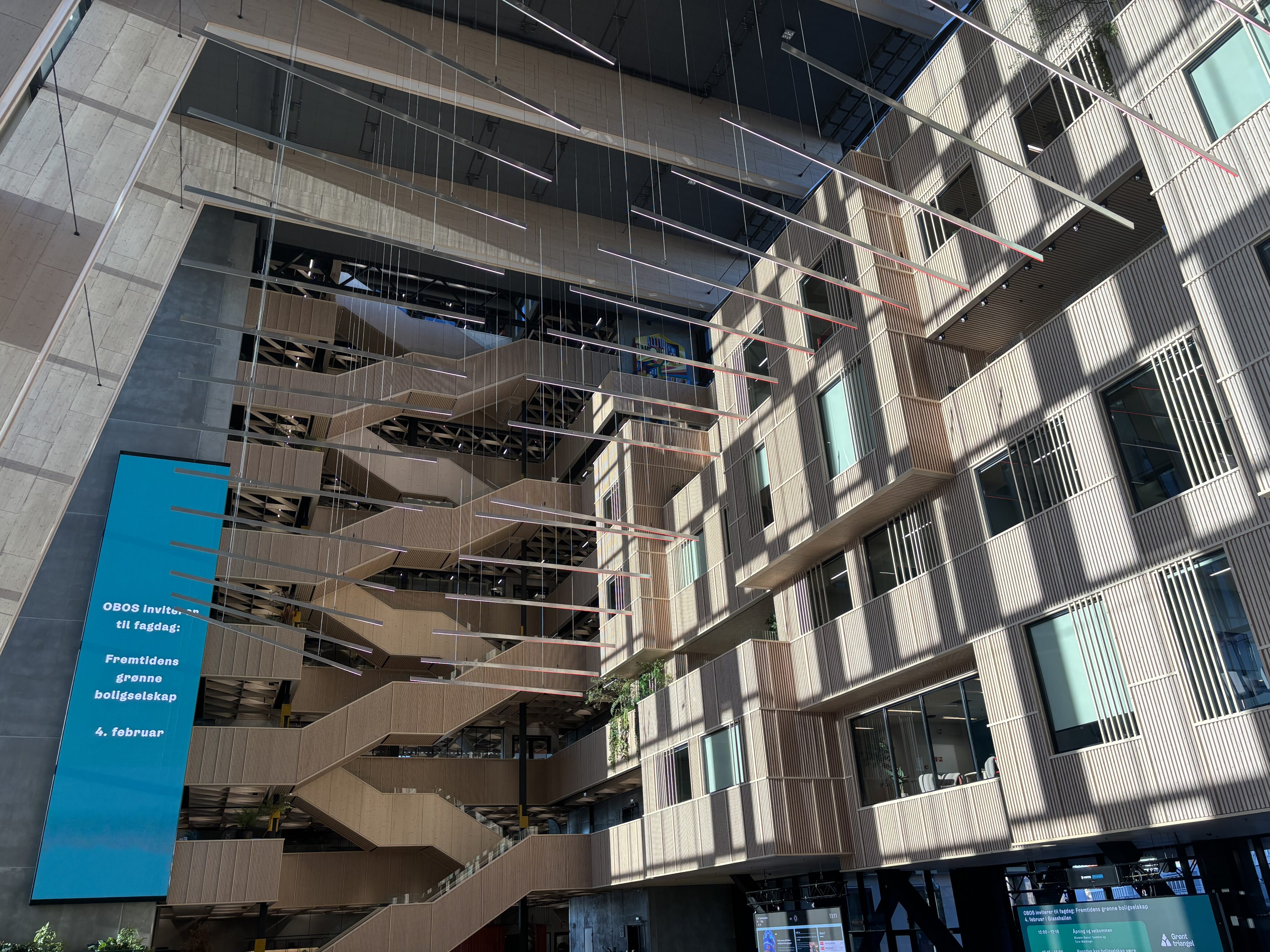 Talgø har flyttet inn i nye lokaler i Construction City i Oslo. Foto av foaje. Synlige trapper i tre.