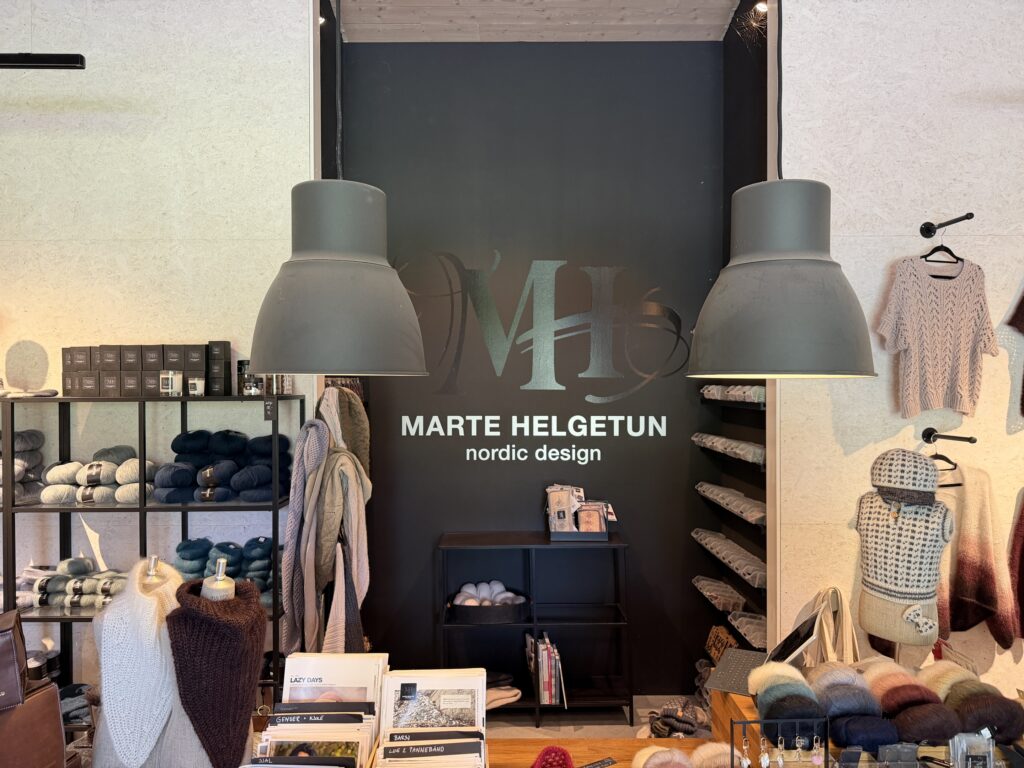 Strikkeprodukter inne på Gårdsbutikken til Marte Helgetun