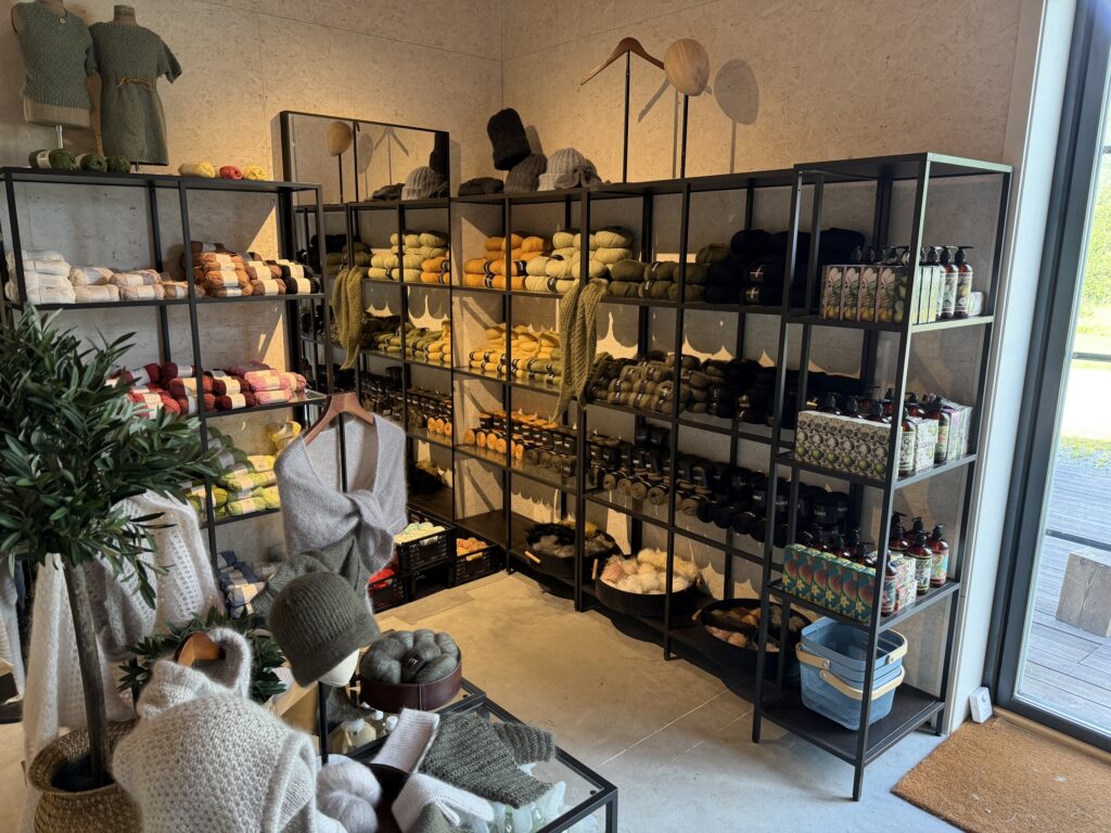 Strikkeprodukter inne på Gårdsbutikken til Marte Helgetun